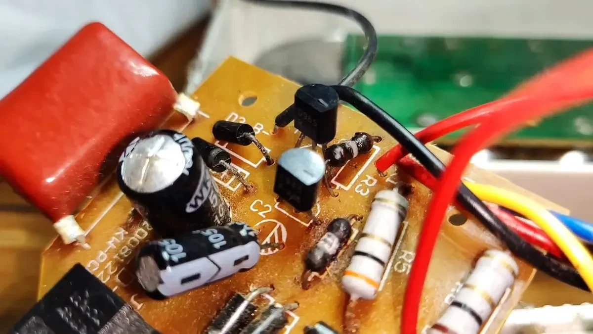 Le tueur silencieux : comment un régulateur de tension automatique défectueux détruit vos appareils électroniques